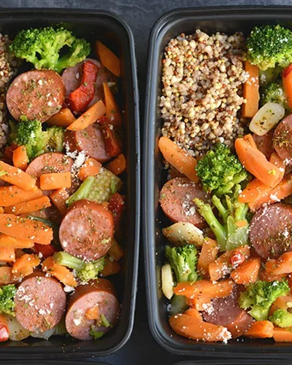 Saucisses et légumes rôtis au four